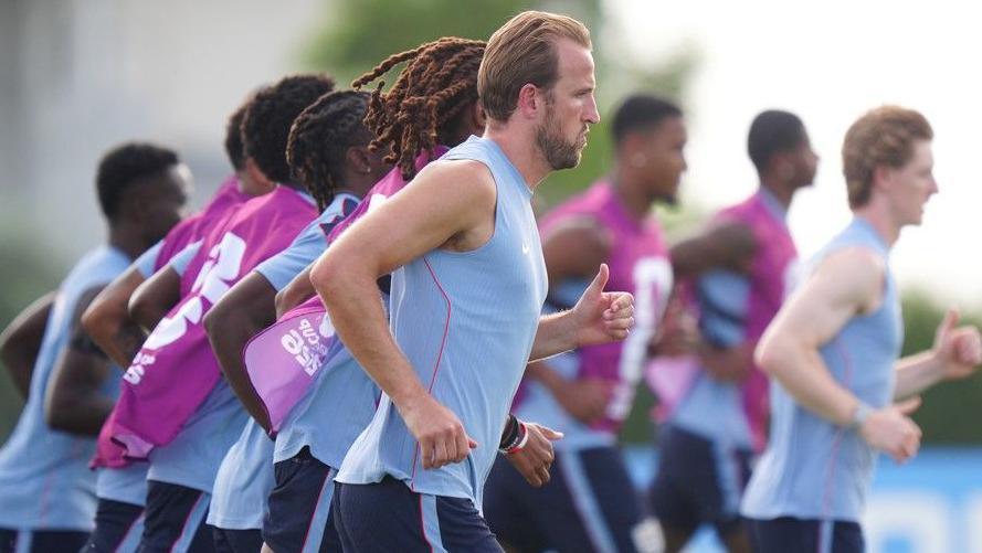 世界杯2026:英格兰的古埃希、赖斯和詹姆斯在与挪威比赛前训练